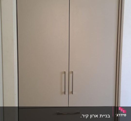 ארון בגדים עם דלתות ומגירות בעבודת נגרות